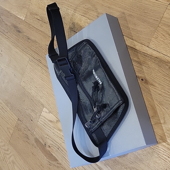 Balenciaga leather fanny pack/cross body - Picture 5 of 8